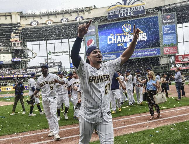 27일 뉴욕 매츠는 8-4로 누르고 내셔널리그 중부지구 챔피언이 된 밀워키 브루어스 유격수 윌리 아다메스가 팬들의 환호에 답례하고 있다. 밀워키(위스컨신)