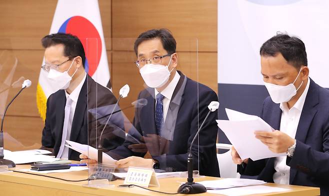 한훈 기획재정부 차관보(가운데)가 27일 오전 세종시 정부세종청사에서 상생소비지원금 사업 시행방안을 발표하고 있다. 기획재정부는 상생소비지원금 사업은 신용 또는 체크 카드를 2분기 월평균 사용액보다 3% 많이 쓰면, 3%를 넘는 증가분의 10%를 1인당 월 10만 원까지 현금성 충전금으로 환급해 주는 사업이다. 오는 10월 1일부터 11월 30일까지 두 달간 시행될 예정으로, 재원 소진시에는 조기 종료 될 수 있다고 설명했다. /연합뉴스