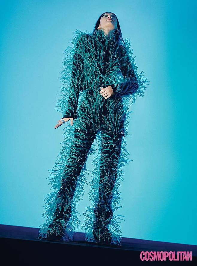 재킷, 슬랙스, 반지 모두 가격미정 보테가 베네타.