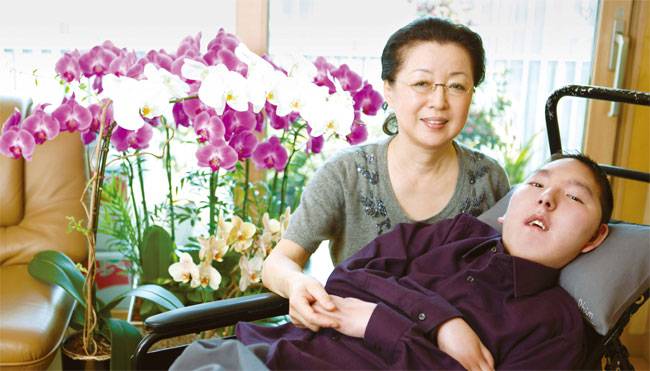 신형진(오른쪽) 라프텔 공동 창업자와 그의 모친 이원옥(75) 여사. 사진 이원옥