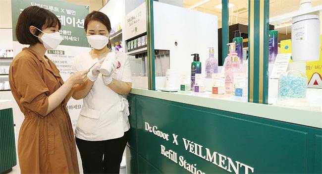 LG생활건강이 이마트 죽전점에서 운영하는 ‘빌려쓰는 지구 리필스테이션’에서 직원이 소비자에게 매장 이용 방법을 설명하고 있다. 사진 LG생활건강