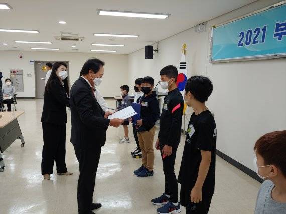 부산시체육회 장인화 회장이 27일 부산시체육회관에서 초·중학교 학생선수들에게 장학금을 전달하고 있다./제공=부산시체육회