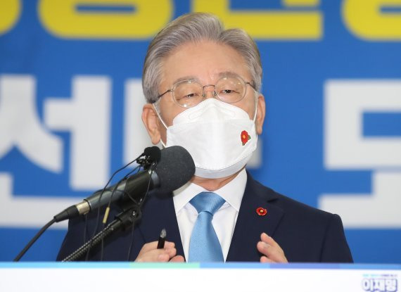 더불어민주당 대권주자인 이재명 경기도지사는 대장동 의혹에도 불구하고 지난 주말 호남 경선에서 승리를 거뒀다. 이 지사가 27일 제주상공회의소 5층 국제회의장에서 제주 발전 공약 발표 기자회견을 하고 있다. /사진=뉴시스