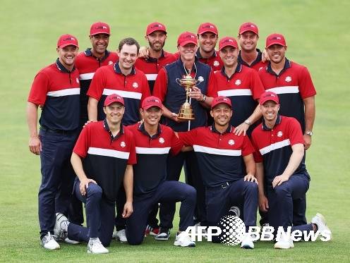 미국과 유럽의 대륙간 남자골프 대항전인 2021 라이더컵에서 미국이 우승을 차지했다. 더스틴 존슨, 콜린 모리카와, 패트릭 캔틀레이, 잰더 쇼펠레, 저스틴 토마스, 브라이슨 디섐보, 토니 피나우, 브룩스 켑카, 해리스 잉글리시, 조던 스피스, 대니얼 버거, 스코티 셰플러. 단장 스티브 스트리커 등(이상 미국). 사진제공=ⓒAFPBBNews = News1