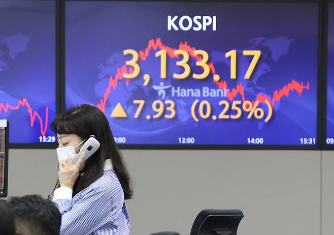 금융감독원이 주식 신용거래 투자 위험에 대해 ‘소비자 경보’를 발령한 27일 오후 서울 중구 하나은행 딜링룸에서 한 딜러가 통화를 하고 있다. 연합뉴스