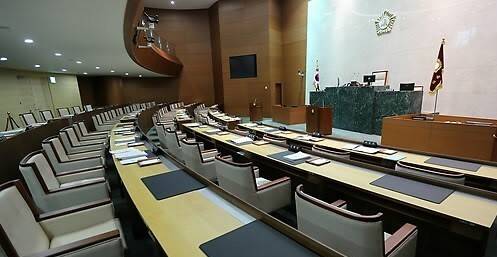 2012년 12월31일 회기 종료까지 대장동 등 성남시의 부동산 공공개발 정책을 반대하며 예산안을 통과시키지 않아 텅 비어 있는 2013년 1월3일 성남시의회의 모습. 연합뉴스.