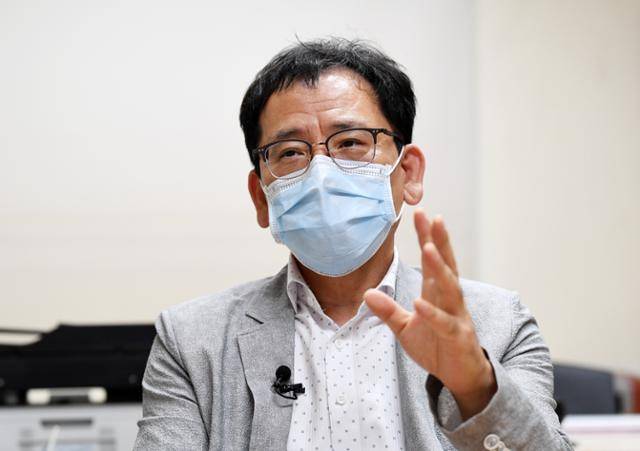 충북 청주 북이면 환경 오염에 따른 주민건강영향조사를 총괄한 김용대 교수가 지난 7월 29일 충북대 의학대학 건물에서 인터뷰에 응하고 있다. 청주=홍인기 기자
