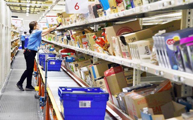 홈플러스는 온라인 배송이 크게 몰리는 지역 매장에 풀필먼트 기능을 도입했다. 수원 원천 홈플러스 모습. 홈플러스 제공