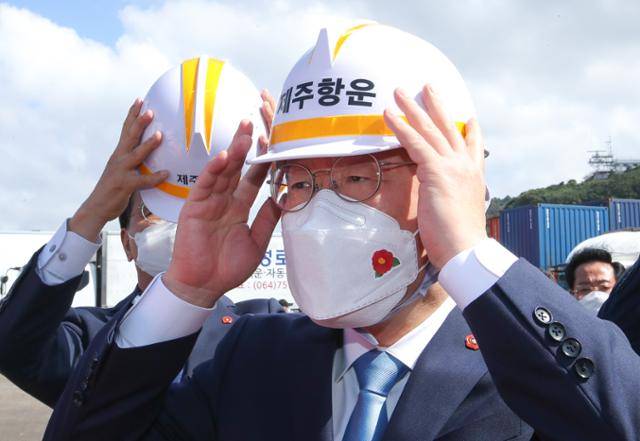 더불어민주당 대권주자인 이재명 경기지사가 27일 제주시 건입동 제주항 6부두를 방문해 안전모를 착용하고 있다. 제주=뉴시스