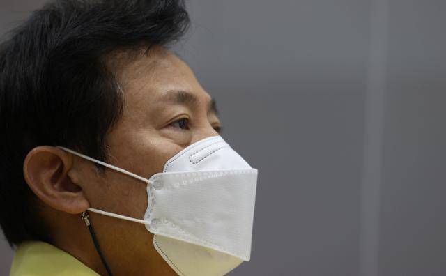 신종 코로나바이러스 감염증(코로나19) 확진자가 다시 급증세로 돌아선 24일 오세훈 서울시장이 서울시청에서 열린 코로나19 대응 중앙재난안전대책본부 회의에서 김부겸 국무총리의 발언을 듣고 있다. 연합뉴스