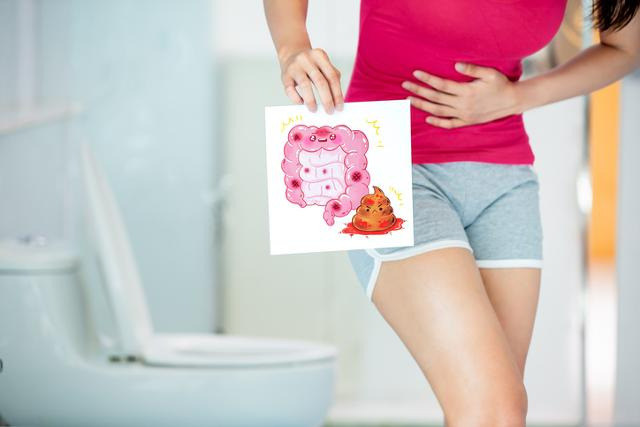 대장암 때문에 나타나는 혈변 색깔은 치칠 때 생기는 혈변 색깔과 다르다. 게티이미지뱅크