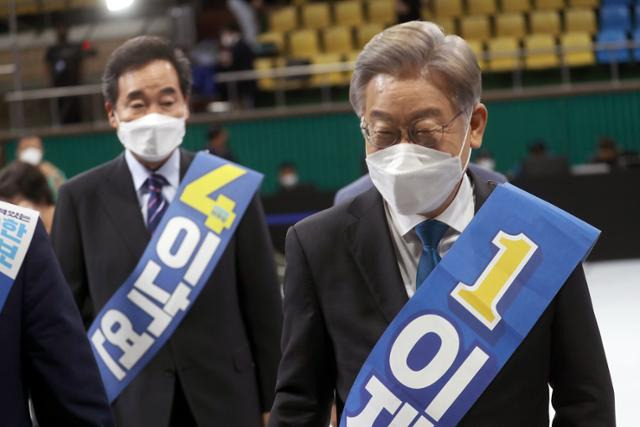 26일 전북 완주군 우석대학교 체육관에서 열린 더불어민주당 대선 후보 선출을 위한 전북 합동연설회에서 이재명 후보와 이낙연 후보가 연설장을 나가고 있다. 연합뉴스