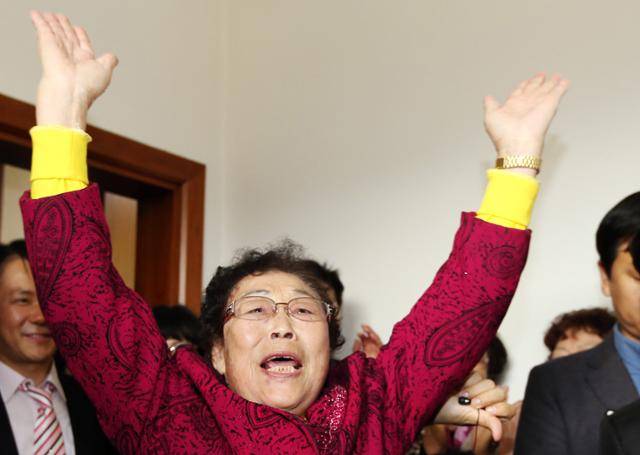 양금덕 할머니가 2013년 11월 광주지법에서 미쓰비시중공업을 상대로 승소 판결하자 두 팔을 들어 기뻐하고 있다. 광주=연합뉴스