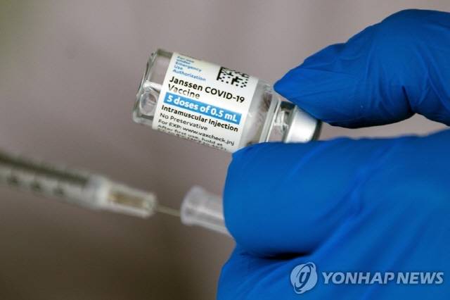 보건당국이 얀센 코로나19 백신 부스터 샷을 검토하고 있다/사진=연합뉴스DB