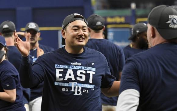 MLB 탬파베이에서 뛰고 있는 최지만은 27일(한국시간) 열린 마이애미와 홈 경기에 대수비로 나왔다. 2년 연속 AL 동부조 우승 기념 티셔츠를 착용하고 팀 동료들과 함께 기뻐하고 있는 최지만. [사진=뉴시스]