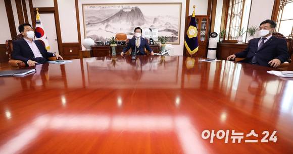 윤호중 더불어민주당 원내대표와 김기현 국민의힘 원내대표가 27일 서울 여의도 국회에서 열린 박병석 국회의장 주재 여야 원내대표 회동에서 대화를 하고 있다.