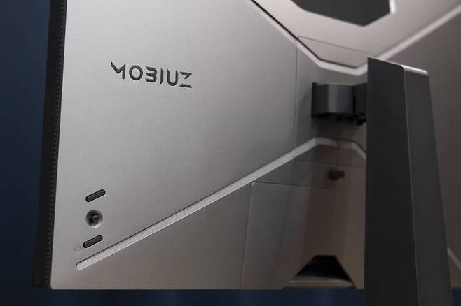 벤큐 모비우스(MOBIUZ) EX2710Q의 후면. 출처=IT동아