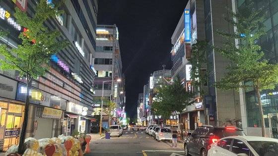 지난 13일 오후 9시50분쯤 대전시 서구 둔산동의 상가건물에 불이 환하게 켜 있다. 대전은 사회적 거리두기 3단계가 적용 중으로 오후 10시가 되면 노래방과 유흥업소는 문을 닫아야 한다. 신진호 기자
