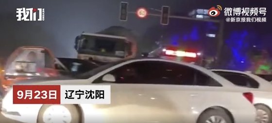 지난 23일 중국 동북 선양시 신도시에 갑작스러운 정전으로 교차로 신호등이 꺼지면서 차량들이 뒤엉켜 있다. [신경보 캡처]