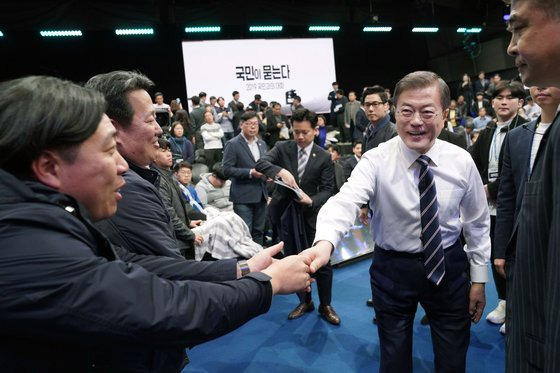 문재인 대통령이 2019년 11월 19일 오후 서울 마포구 상암동 문화방송 미디어센터에서 열린 '국민이 묻는다, 2019 국민과의 대화'를 마친 뒤 참석자들과 악수하고 있다. 당시 문 대통령은 부동산 정책과 관련해