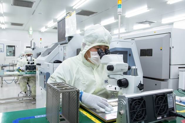 (사진) 삼성전자 협력사인 네트워크 장비 기업 RFHIC 직원이 회로 기판 내부에 반도체 칩을 부착하고 있다. /삼성전자 제공