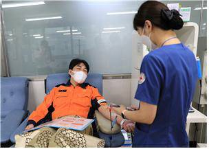 부산 중부소방서 이성훈 소방교가 헌혈을 하고 있다. 소방청 제공.