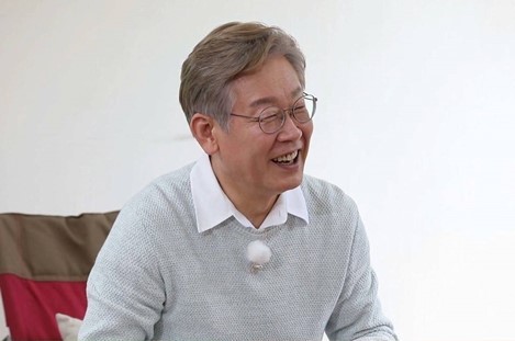 Gyeonggi Province Gov. Lee Jae-myung appears on “Master in the House.” (SBS)