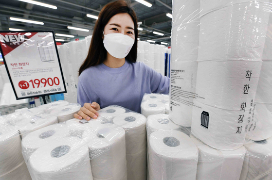 A model shows off Homeplus' eco-friendly toilet paper made of recycled milk cartons. [YONHAP]