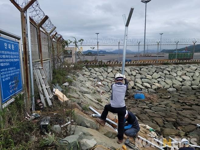 여수광양항만공사가 보안사고 예방을 위해 각 부두별 보안시설 및 경비초소 주변에 대한 특별점검을 실시하고 시설을 개선했다. (사진=공사 제공)