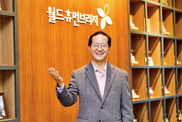 지난 8일 경기도 성남 월드휴먼브리지에서 만난 김진섭 사무총장. 국가정보원에서 30년 가까이 근무한 그는 국정원에서 일하던 시절 느낀 보람을 전해 달라는 말에 손사래를 쳤다. 김 사무총장은 “국정원 직원은 업무상 취득한 비밀은 무덤까지 갖고 가는 법”이라며 “국정원 시절의 기억은 퇴사하던 순간 국정원에 모두 놔두고 나왔다”며 웃었다. 성남=신석현 인턴기자