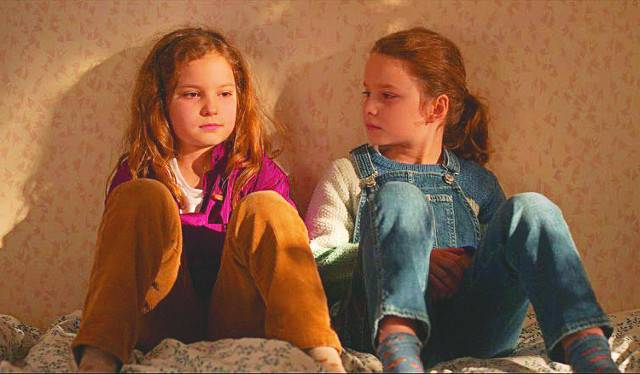 시간을 넘어 외가의 시골집에서 만난 8살 소녀 넬리(오른쪽)와 동갑내기이자 엄마인 마리옹. 둘은 함께 오두막을 짓고 밥을 챙겨먹고 놀이를 하면서 하나뿐인 친구가 된다. 찬란 제공