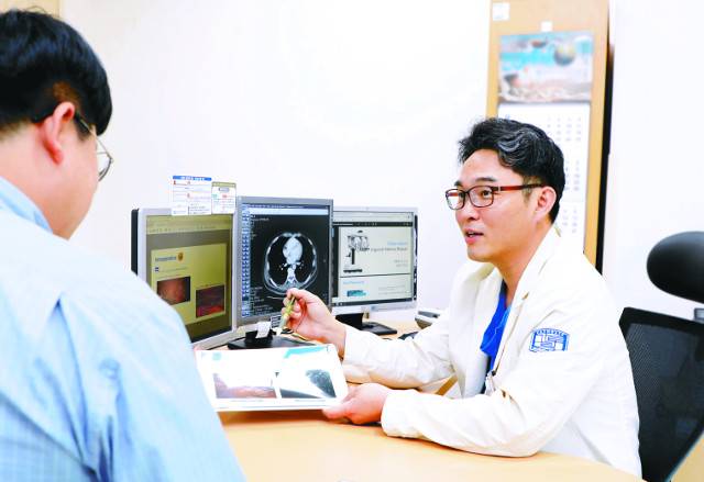 가톨릭의대 성빈센트병원 계봉현 교수가 탈장 치료법에 대해 설명하고 있다. 성빈센트병원 제공