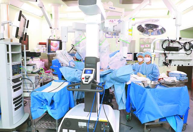 사타구니 탈장 환자의 로봇 수술 장면. 수술 도구를 장착한 로봇팔 조정은 별도의 공간에서 의사에 의해 이뤄진다. 성빈센트병원 제공