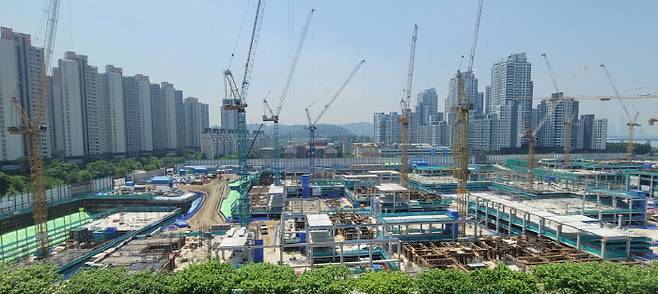 분양가상한제가 적용된 '래미안 원베일리' 현장 모습 [사진 = 연합뉴스]