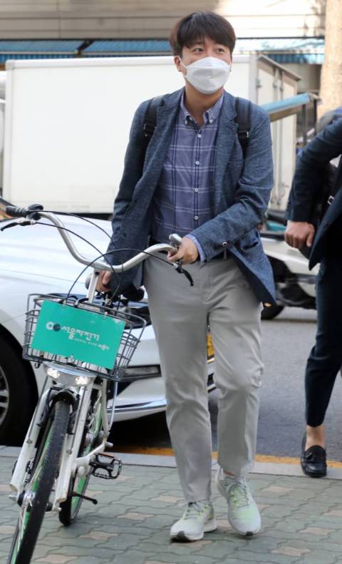 이준석 국민의힘 대표가 이달 18일 오후 서울 중구의 한 냉면전문점에서 최재형 대선 경선 예비후보와 오찬회동을 위해 공유자전거 '따릉이'와 함께 발걸음을 옮기고 있다. / 사진제공=뉴시스