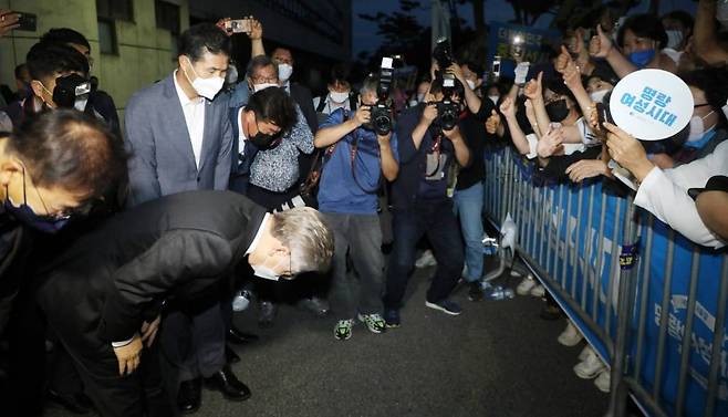 더불어민주당 대선 후보 선출 전북 합동 연설회가 열린 이달 26일 전북 완주군 우석대학교에서 투표 결과 발표를 마친 이재명 후보가 지지자들에게 깊은 감사의 인사를 하고 있다. / 사진제공=뉴시스