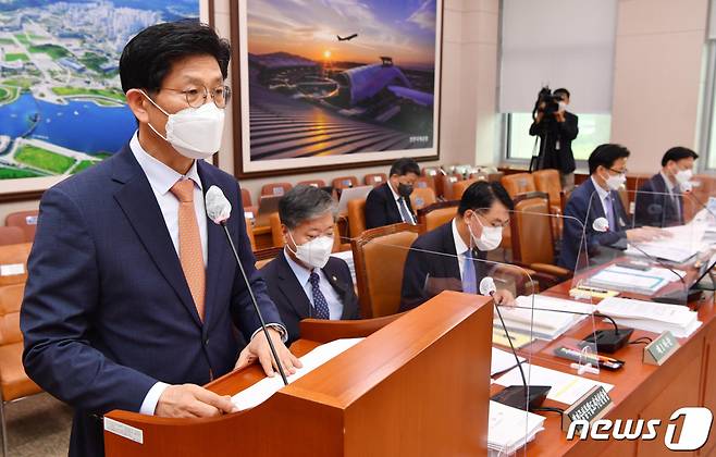 노형욱 국토교통부 장관이 지난달 27일 서울 여의도 국회에서 열린 국토교통위원회 전체회의에 참석해 결산보고를 하고 있다. /사진=뉴스1