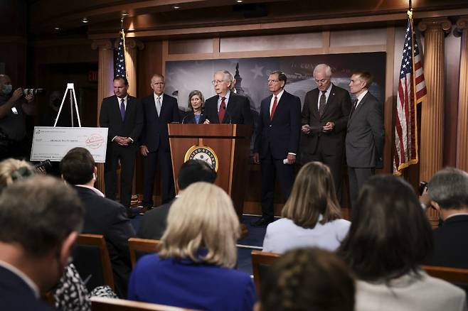 미치 매코널 미국 공화당 상원 원내대표 등 공화당 지도부가 지난 22일(현지시간) 워싱턴DC 의사당에서 민주당의 부채 한도 유예안 통과를 저지하겠다는 내용의 기자회견을 하고 있다./사진=AFP