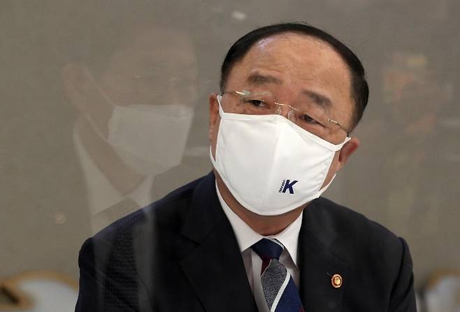 홍남기 경제부총리 겸 기획재정부 장관은 다음달 1일부터 시행되는 상생 소비지원금(신용카드 캐시백 정책)과 관련해 "방역 당국과 긴밀한 협의 하에 방역과 경제가 조화될 수 있도록 많은 검토를 거쳤다"고 밝혔다. 사진은 홍남기 경제부총리 겸 기획재정부 장관이 지난 15일 오전 서울 종로구 정부서울청사에서 열린 제30차 부동산 시장 점검 관계 장관회의를 주재하고 있는 모습./사진=뉴스1