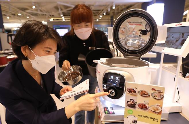 롯데백화점 광주점 9층 테팔매장에서는 버튼 하나로 요리를 완성할 수 있는 ‘쿡포미’제품을 선보이고 있다/사진=롯데쇼핑 제공.