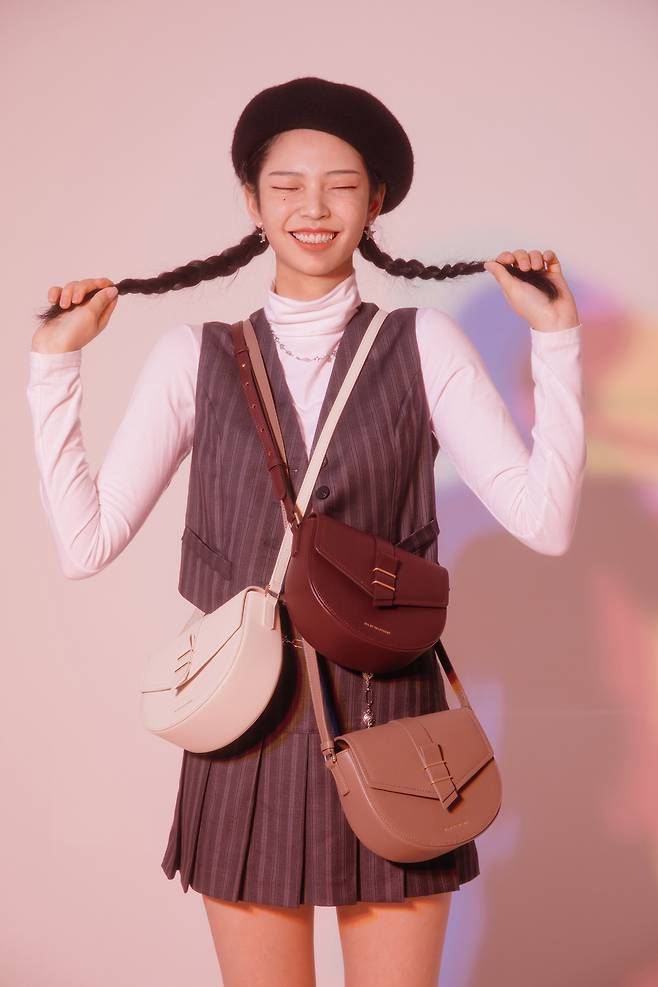 질바이질스튜어트(JILL BY JILLSTUART)’가 가상 인플루언서 ‘로지(ROZY)’를 가방 라인의 전속모델로 발탁했다. 사진은 '로지'의 모습. /사진제공=LF