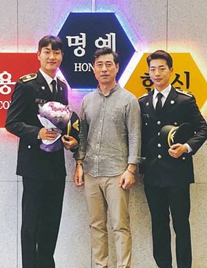 노기도(가운데) 경감과 해양경찰이 된 그의 두 아들 성찬(왼쪽)·성환 씨.