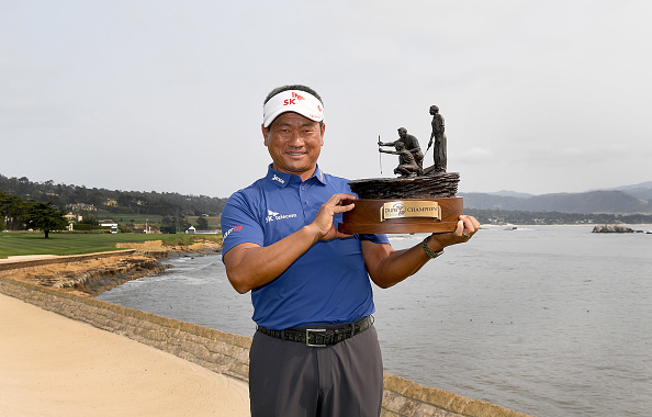 최경주가 한국인 최초로 PGA 챔피언스투어 우승을 차지한 후 트로피를 들고 환하게 웃고 있다. [게티이미지]