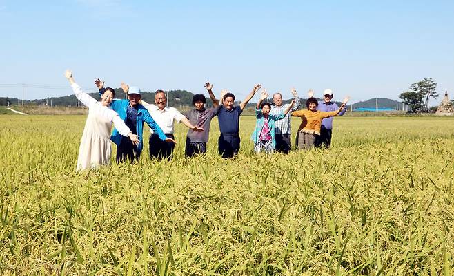 [영광=뉴시스] 행정안전부의 2021년 '모두애(愛) 마을기업'에 선정된 영광 지내들 영농조합법인 관계자들. (사진=전남도 제공) photo@newsis.com *재판매 및 DB 금지