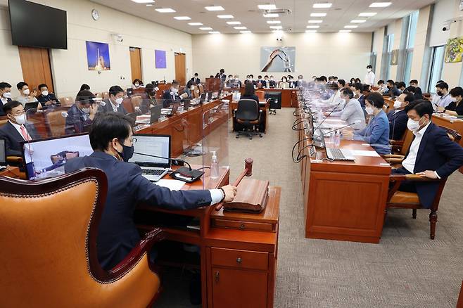 [서울=뉴시스] 최진석 기자 = 이원욱 위원장이 14일 오전 국회에서 열린 과학기술정보방송통신위원회 전체회의에서 안건을 통과시키고 있다. (사진= 국회 제공) 2021.09.14. photo@newsis.com *재판매 및 DB 금지