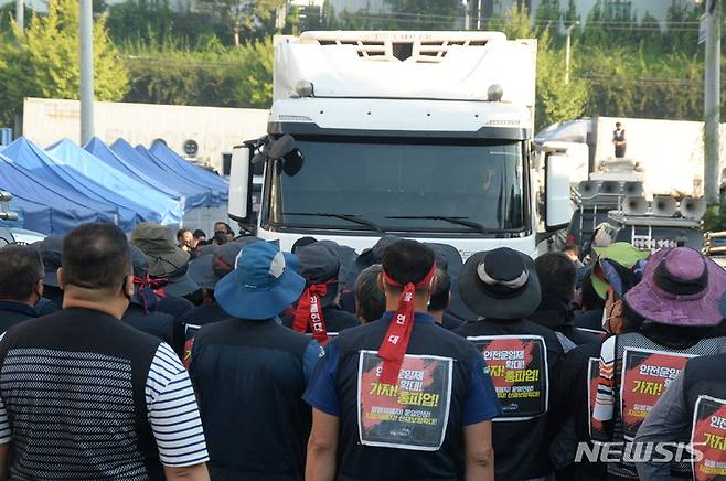 [청주=뉴시스] 조성현 기자 = 민주노총 화물연대 노조원들이 24일 오전 충북 청주시 흥덕구 송정동 SPC삼립 공장 앞에서 물류배송 차량의 진입을 막아서고 있다. 2021.09.24. jsh0128@newsis.com