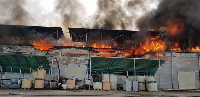 [음성=뉴시스] 조성현 기자 = 27일 오후 3시2분께충북 음성군 생극면 버섯 재배 공장에서 불이 나 소방당국이 진화작업을 하고 있다. (사진=음성소방서 제공) 2021.09.27. photo@newsis.com *재판매 및 DB 금지