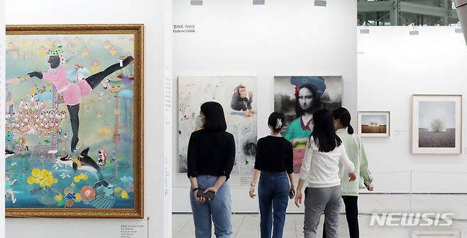 [인천공항=뉴시스] 박미소 기자 = 27일 오후 인천국제공항 1터미널 교통센터에서 열린 한국국제아트페어(KIAF) 특별 전시 'We connect, Art & Future / KIAF and INCHEON AIRPORT'에서 관람객들이 작품을 감상하고 있다. 2021.09.27. misocamera@newsis.com