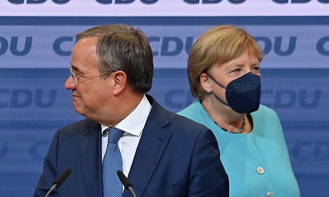아르민 라셰트(왼쪽) 독일 기독민주당(CDU)·기독사회당(CSU) 연합 총리 후보와 앙겔라 메르켈 독일 총리가 26일(현지시간) 연방의원 총선거 출구조사 결과 발표 후 베를린 기민당 당사에 나란히 도착했다. 베를린=AFP연합뉴스