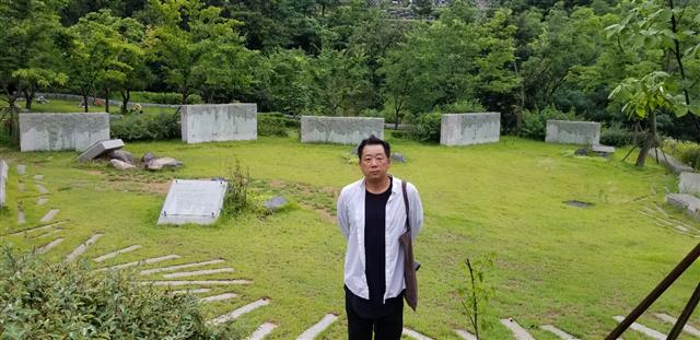 경기 용인에 있는 천주교용인공원묘원에 자리한 박목월 묘소 앞에서.